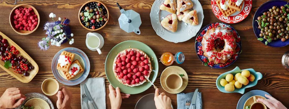 Une famille partage un goûter gourmand.