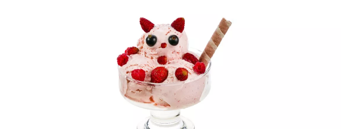 Le chat kawaii glacé aux fruits rouges Une glace kawaii chat