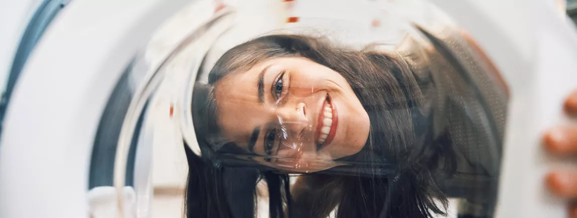 Lessives au lave-linge : 6 astuces géniales pour vous simplifier la vie Une femme lance une machine à laver le linge avec les capsules Skip