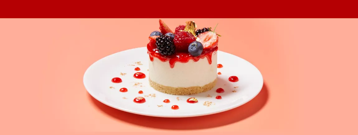 Cheesecake glacé vanille fruits rouges Un dessert glacé avec du sorbet à la fraise