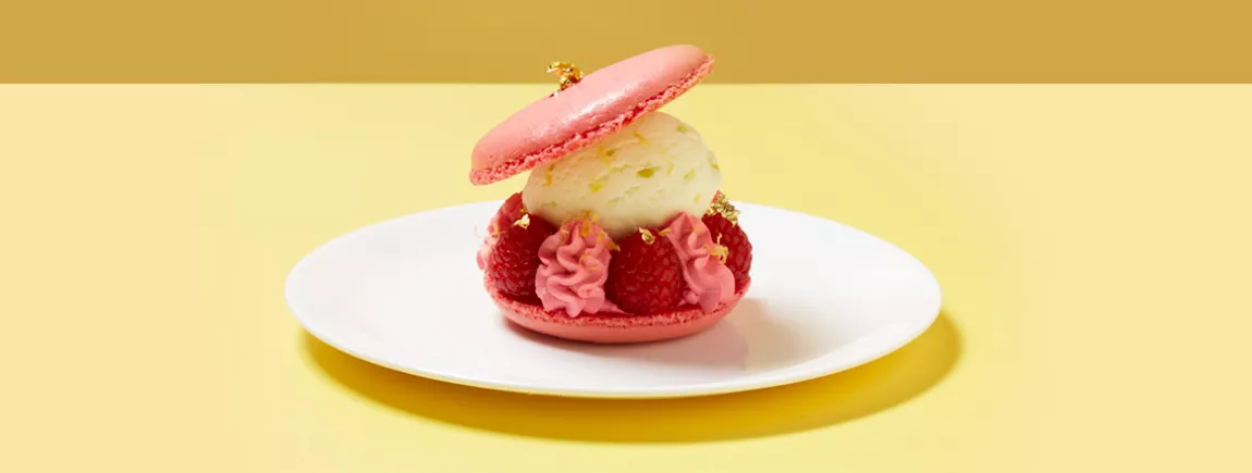 Macaron à la fraise accompagné de son sorbet citron Carte d'Or® et ses framboises macaron fraise