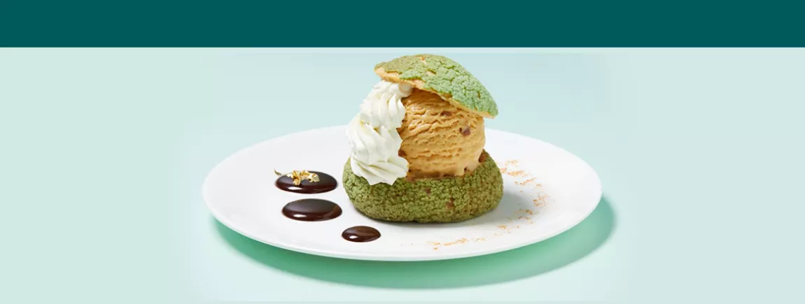 Choux à la crème glacée caramel fleur de sel Carte d'Or® et craquelin matcha Un dessert glacé avec du matcha