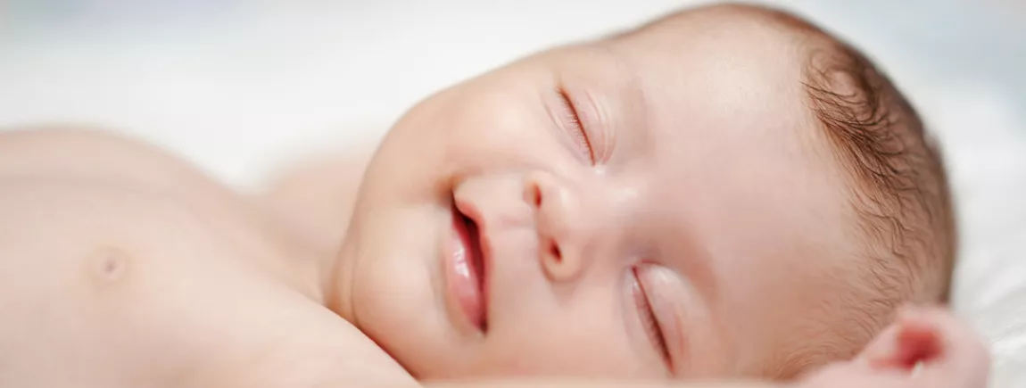 Astuces pour que les petits dorment comme des bébés Une bébé endormi dans son lit