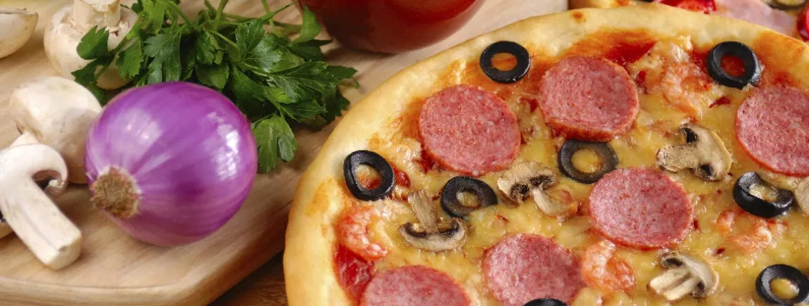 une pizza maison au salami