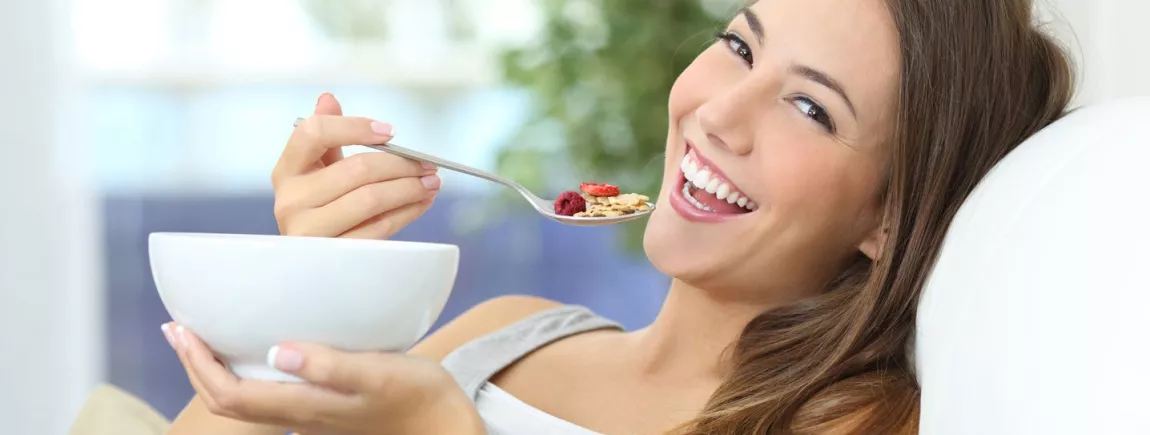 Une femme prend son petit déjeuner