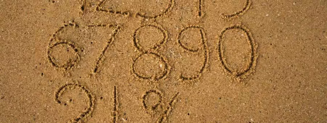 Devoirs de vacances : des astuces pour les faire en s'amusant ! Une suite de chiffres dessinés dans le sable
