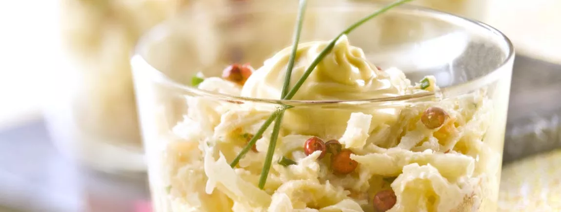 Verrines super gourmandes au crabe et au céleri : on fond ! Verrines de crabe et céleri à la mayonnaise fine Recette fouettée Amora®