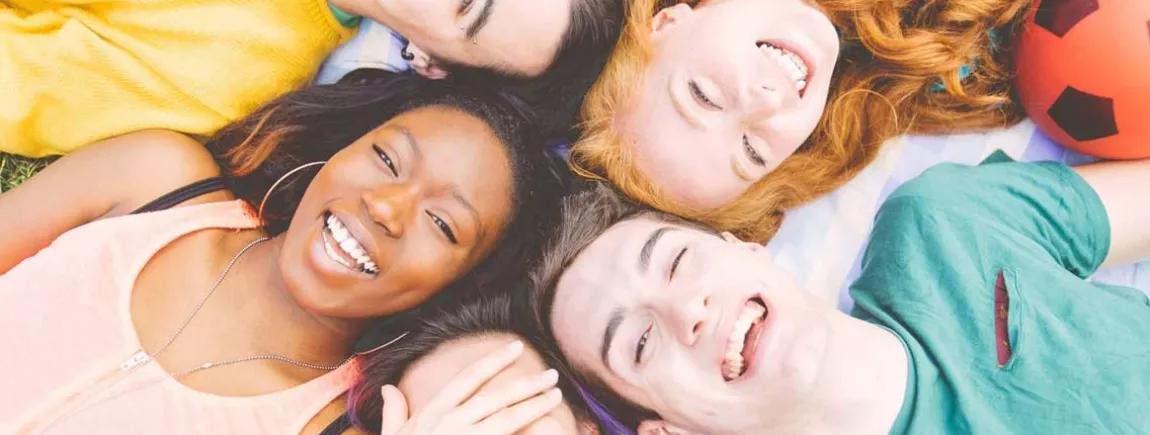 Cinq adolescents tous différents partagent un moment de complicité