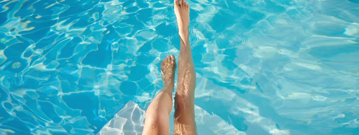 Les jambes d’une femme dans une piscine