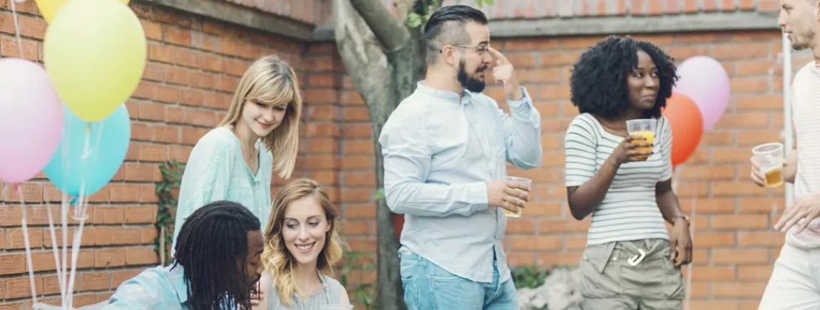 Trucs et astuces pour faire rimer voisinage et partage ! Des voisins partagent un moment convivial dans une cour.