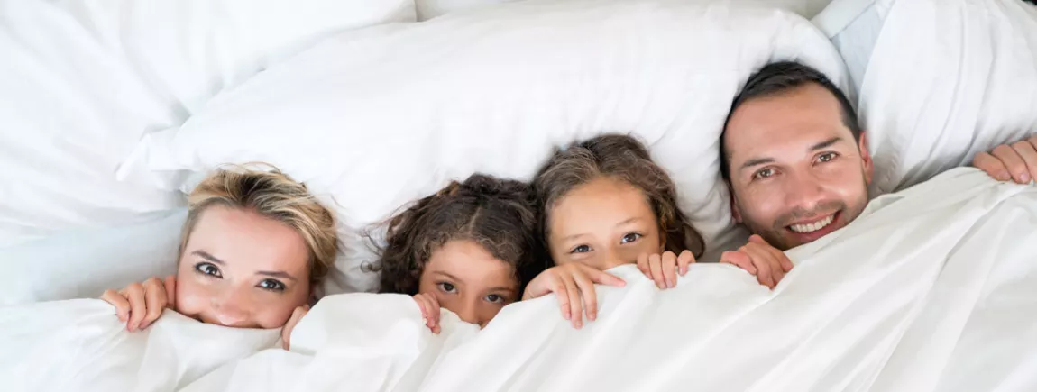 Tous sous la couette ! Famille sous la couette