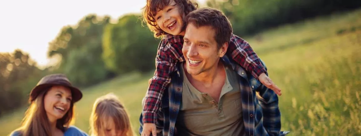 Une famille fait une balade dans un champ