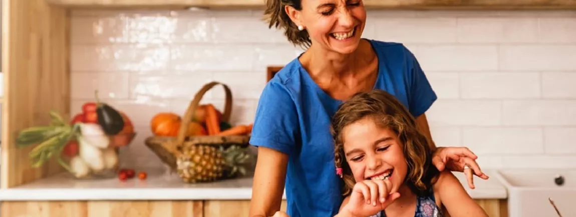 Un gâteau tout-choco bien salissant, c’est permis ! Cuisiner en famille une recette salissante avec Sun®