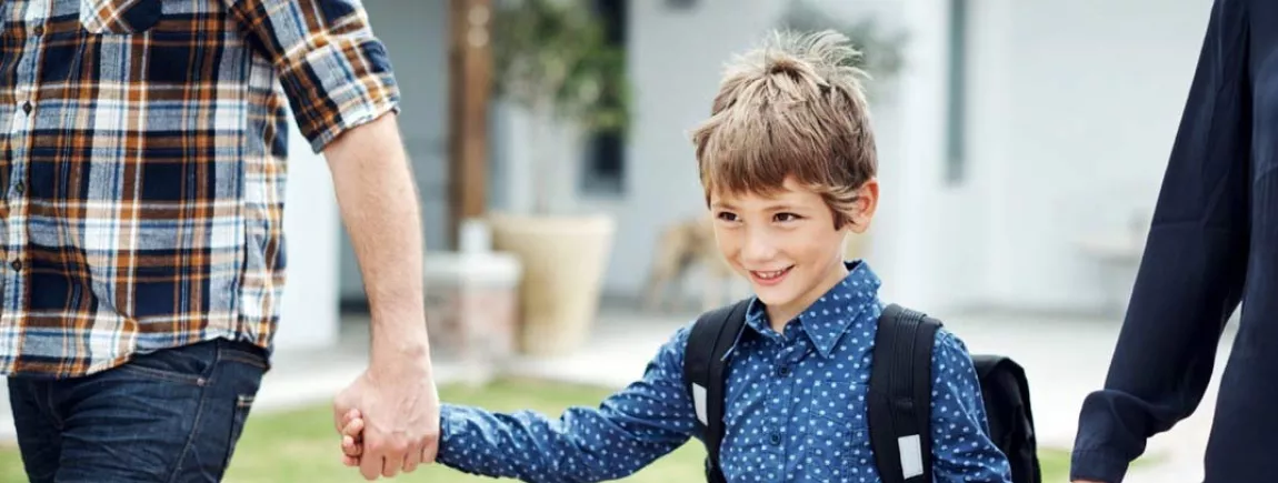 Un petit garçon va à l’école le jour de la rentrée