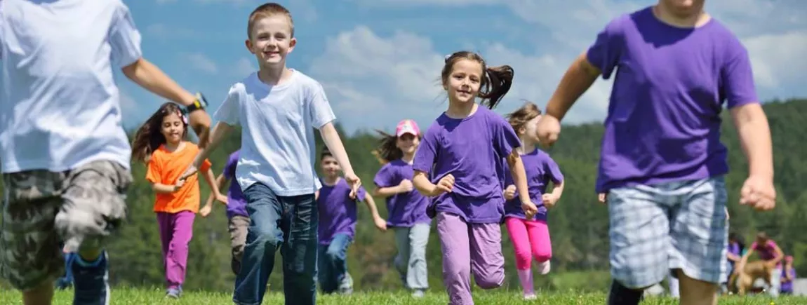 Un groupe d’enfant dans un champ