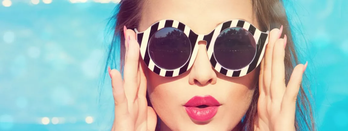 Une femme chausse ses lunettes devant la mer