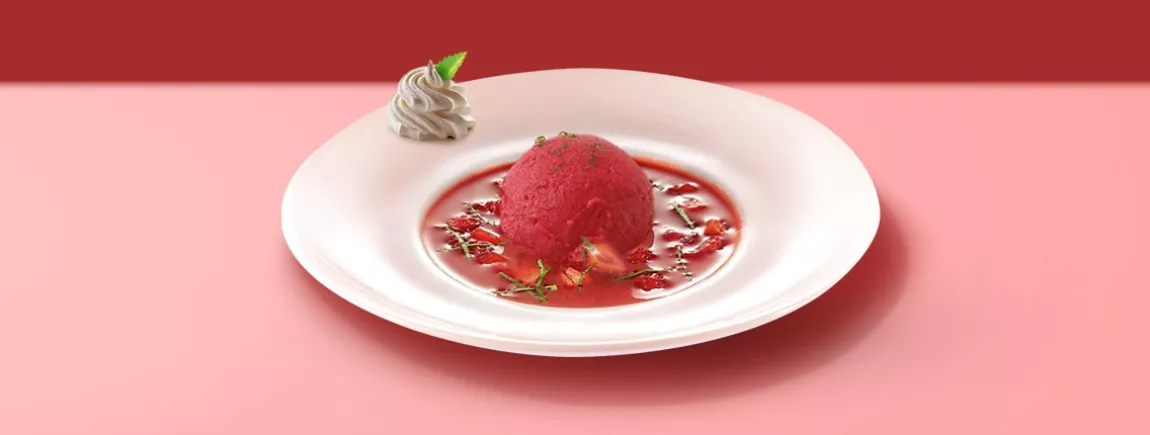 Sorbet fraise, soupe de fraises au vin pétillant* et crème Chantilly à la menthe Sorbet Carte d’Or® Fraise