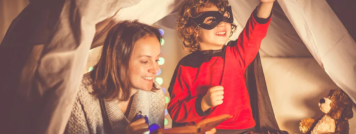 Une maman fait la lecture à son enfant