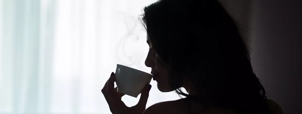Une femme qui déguste un café 