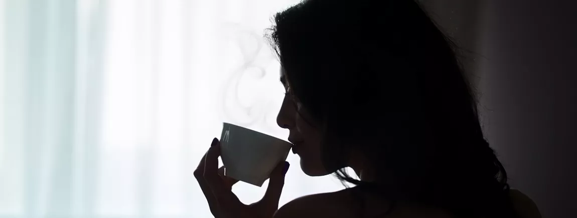 10 façons de trouver du temps pour soi Une femme qui déguste un café
