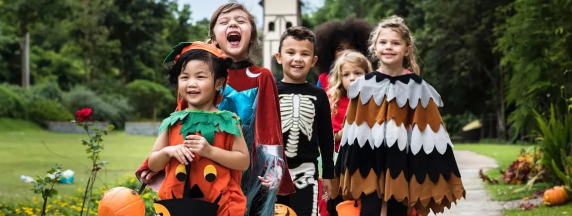 Des enfants déguisés fêtent  Halloween