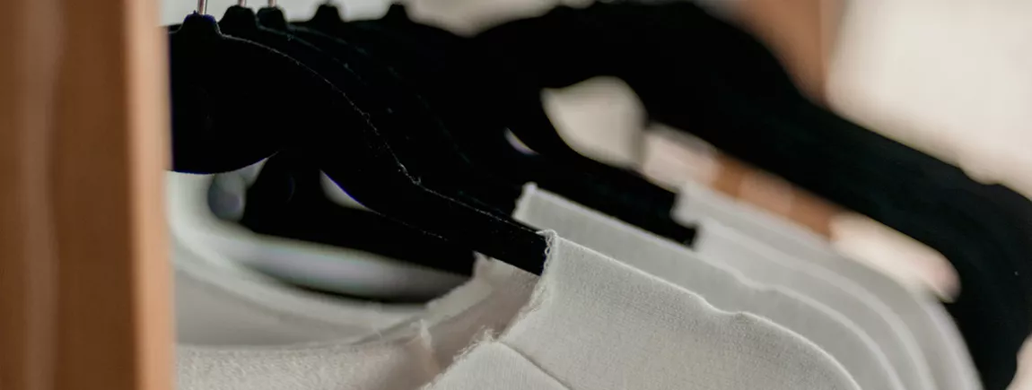 Les taches de sueur T-shirts blancs sur ceintres