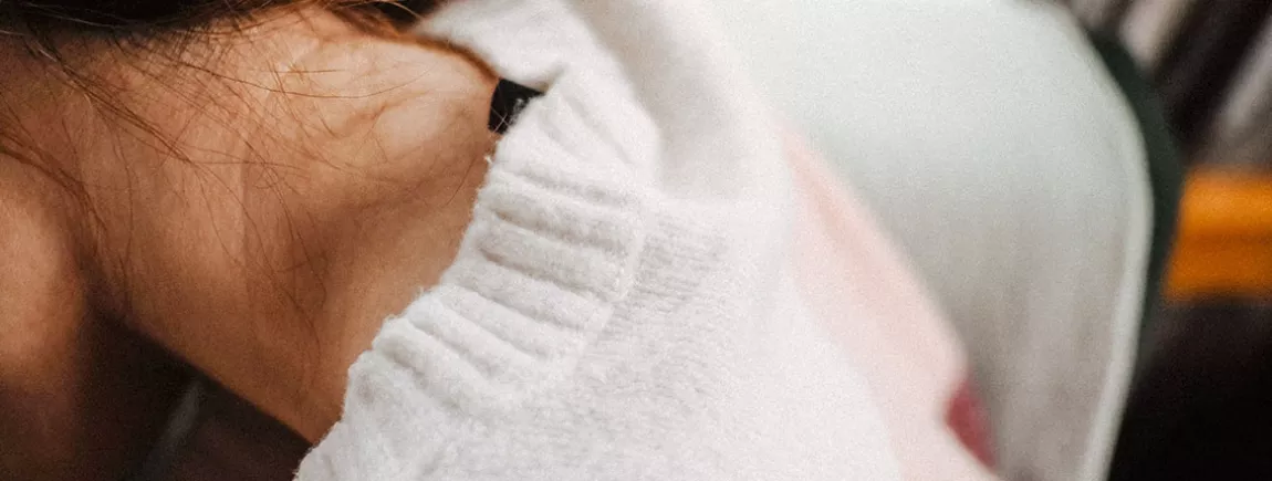 L’éruption sudorale Femme en pull