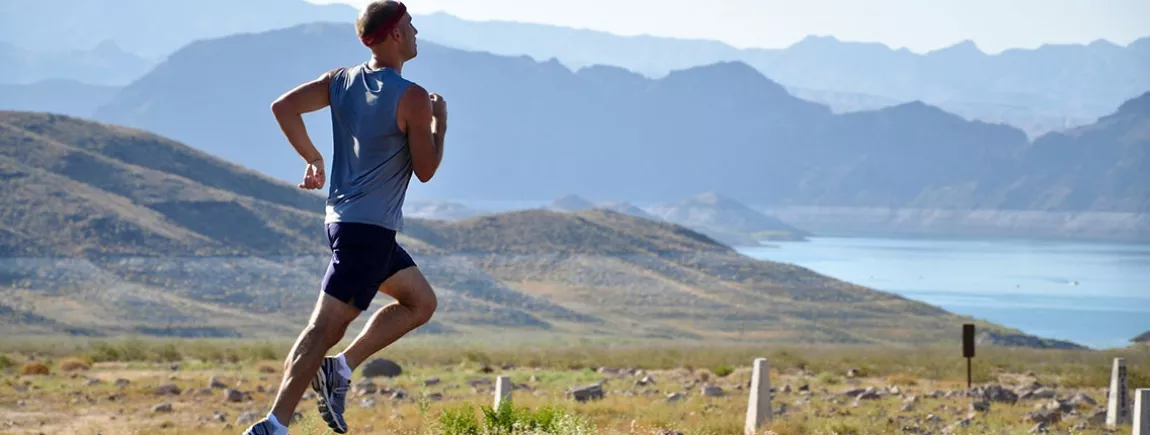 Les causes de la transpiration Un homme faisant de la course à pieds avec Rexona
