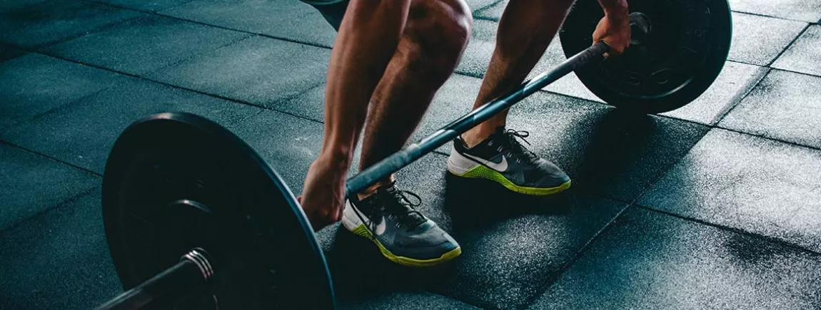 La transpiration excessive Un homme faisant de la musculation avec Rexona