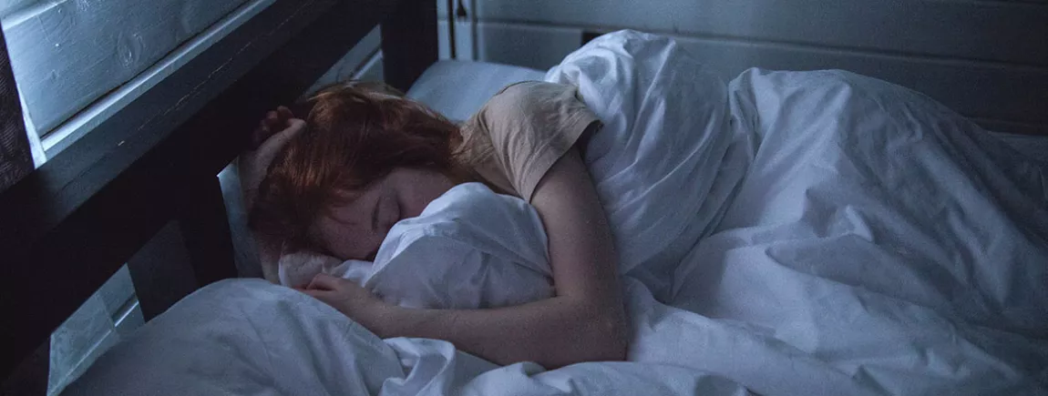 Sueurs froides et sueurs nocturnes Une femme qui dort dans son lit
