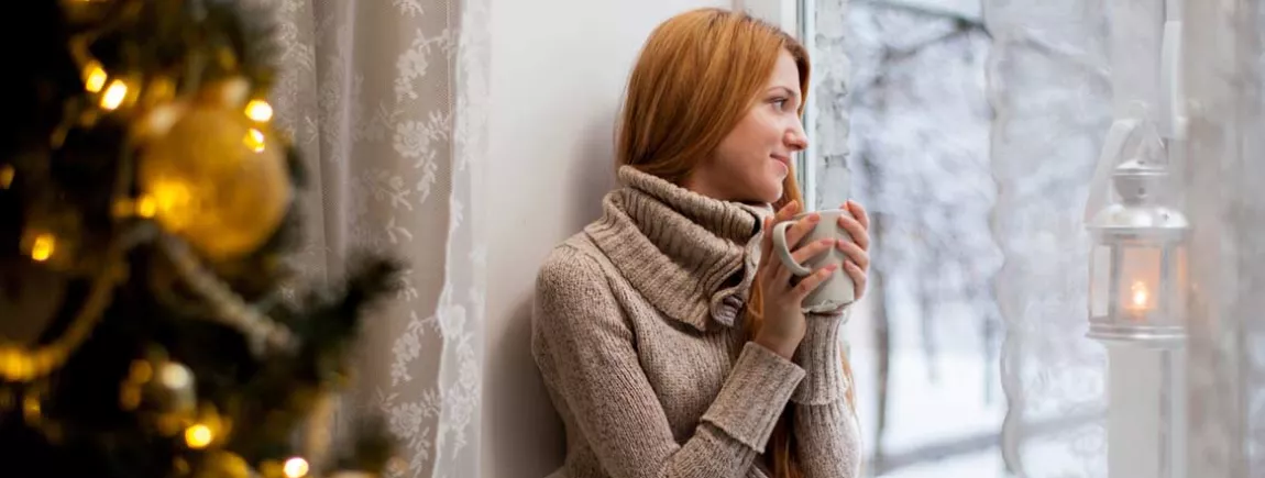 5 conseils pour faire ses cadeaux de Noël sans stress ! Une femme achète ses cadeaux de Noël sur Internet