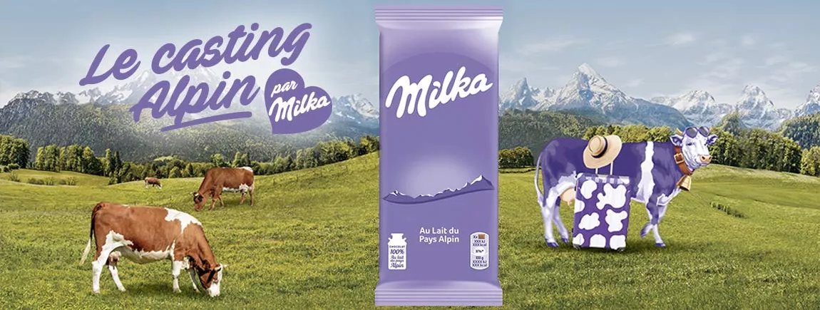 Dans un paysage Alpin la vache Milka s’enfuie de la tablette de chocolat. 