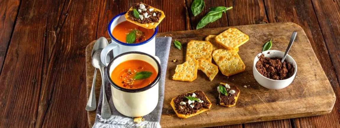 Velouté de tomates et tapenade d’olives noires et chèvre sur biscuits TUC® Un velouté de tomates et tapenade sur biscuits TUC