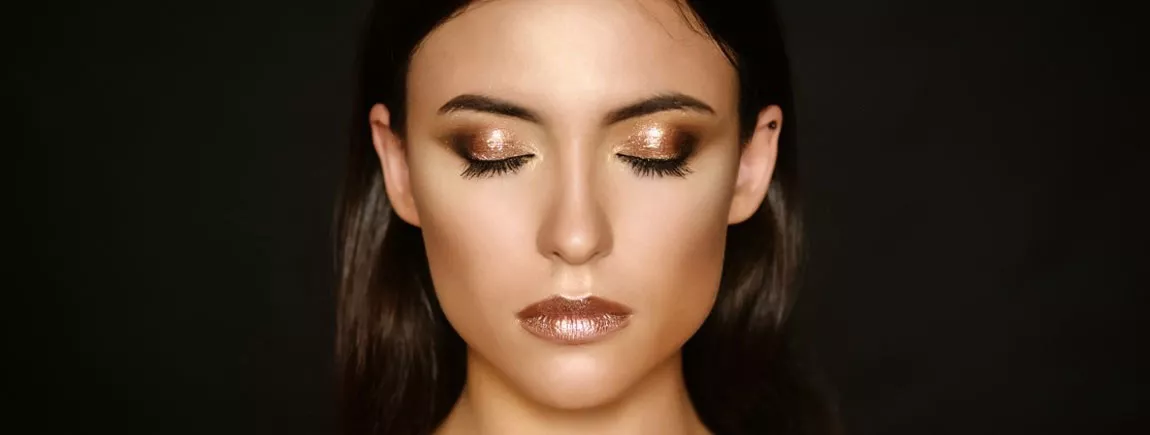 Maquillage : la folie des paillettes (et comment s'en parer) paillettes femme maquillée