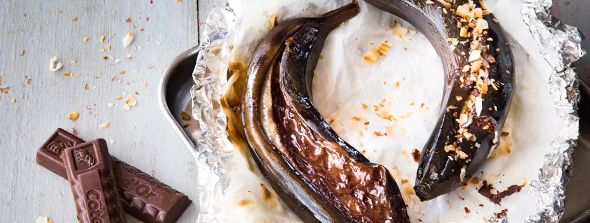 Des bananes en papillotes disposées sur une table