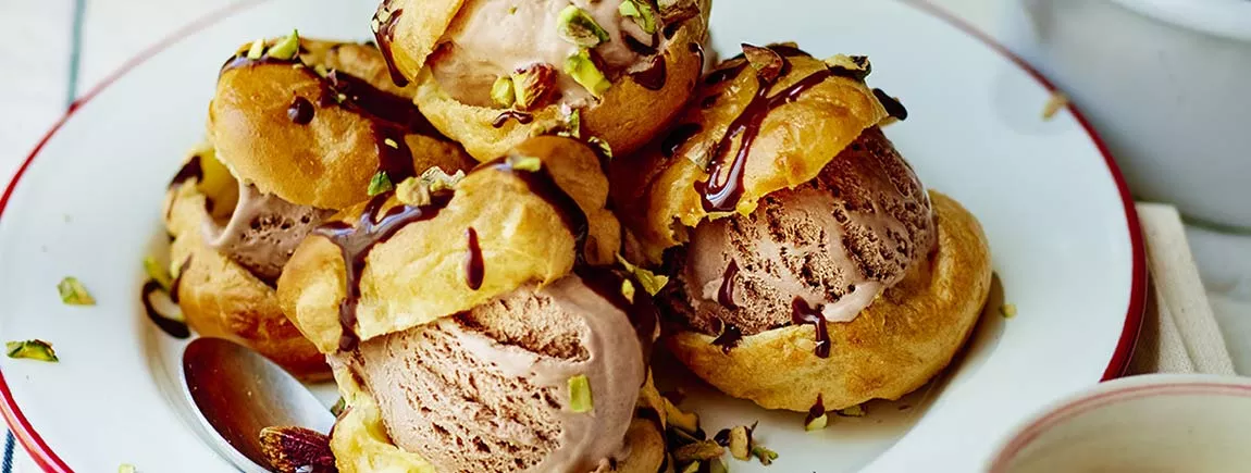 Profiteroles choco-noisette et éclats de pistache