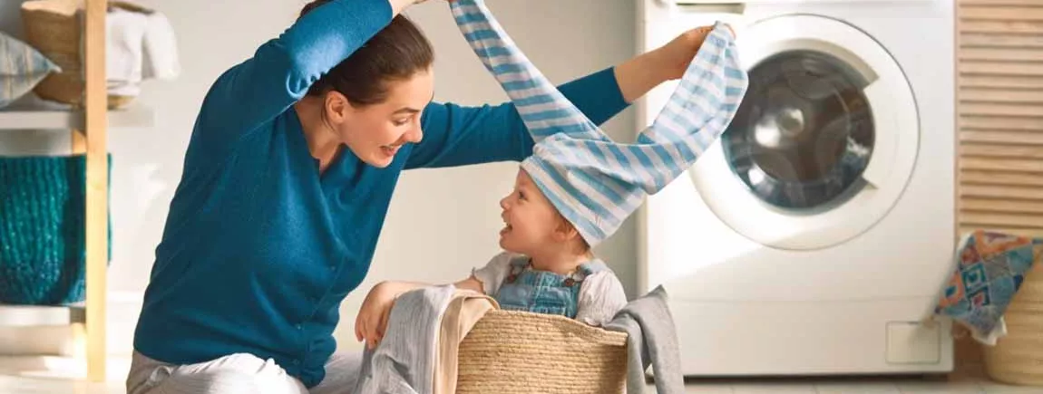 Les secrets pour conserver longtemps son linge délicat Une mère et sa fille trient le linge