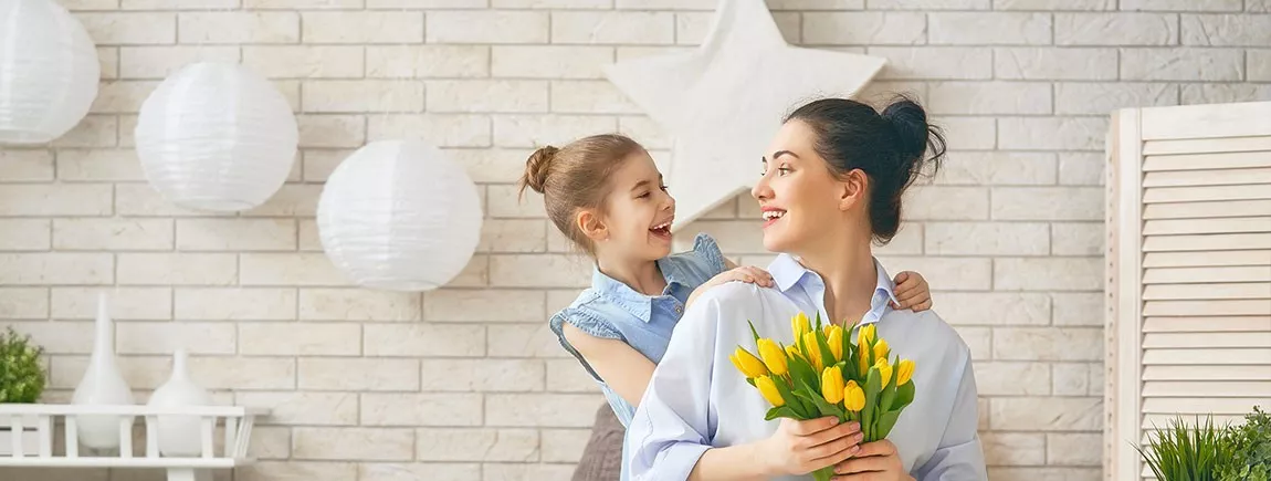 Une mère et sa fille dans un salon propre et fleuri