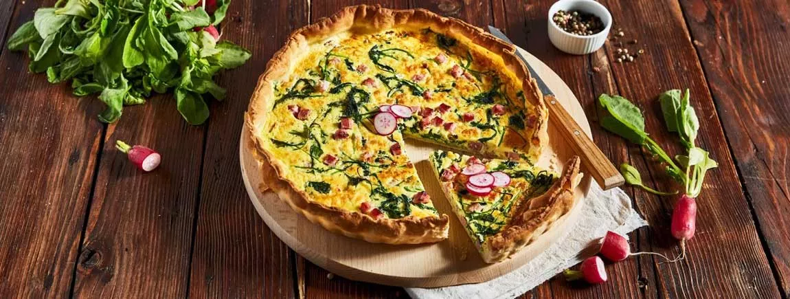 Une quiche antigaspillage aux fanes de radis et dés de jambon 