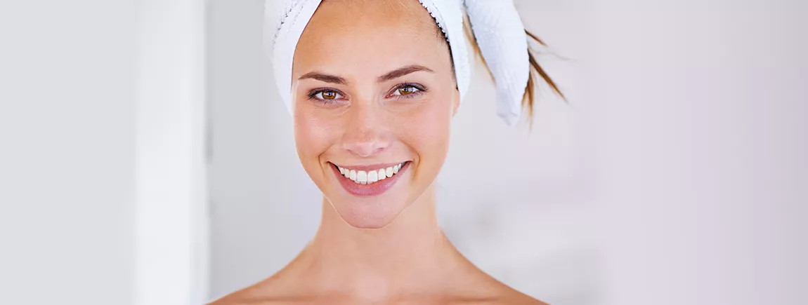 Une routine beauté détox ! Une femme applique une routine beauté détox