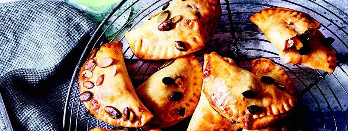 Chaussons à la courge rôtie, oignon rouge et feta Petits chaussons à la courge, oignons et feta