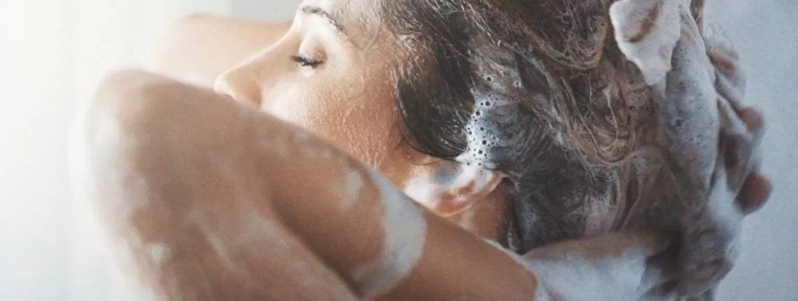 Avez-vous les bons gestes pour laver vos cheveux ? (c'est pas sûr !) Bien se laver les cheveux avec les shampooings Timotei® et Dove®