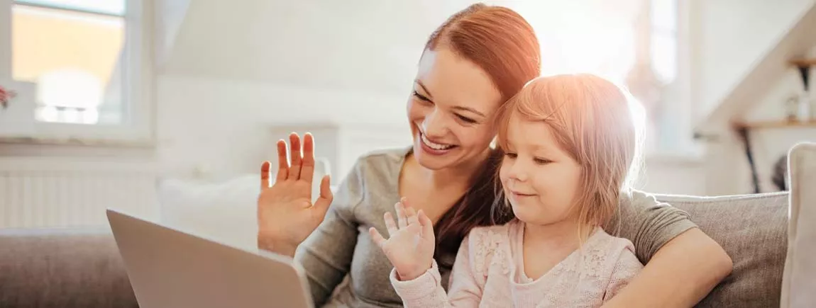 Une mère et sa fille font une visio