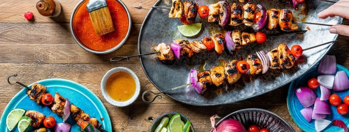 Sosaties de poulet miel et sauce TABASCO® Chipotlé Brochettes sosaties poulet mariné miel barbecue Tabasco