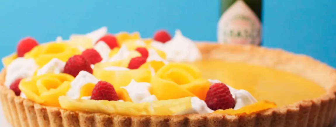 Tarte à la noix de coco, meringue et pointe de TABASCO® Tarte aux fruits exotiques et à la meringue avec Tabasco