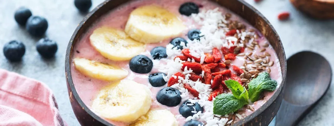 Un açaï bowl aux fruits rouges Un açaï bowl