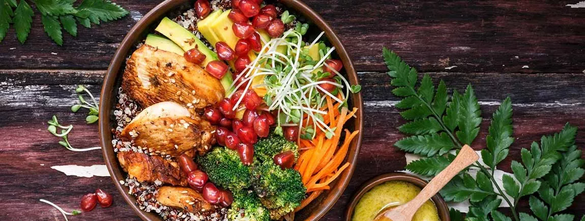 Un buddha bowl* au poulet Un buddha bowl