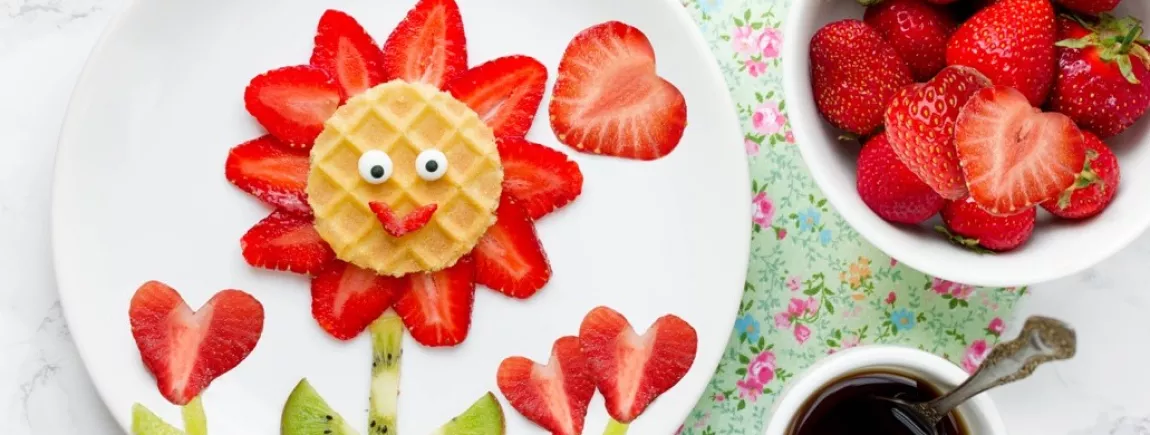 Une fleur en fraises et kiwis