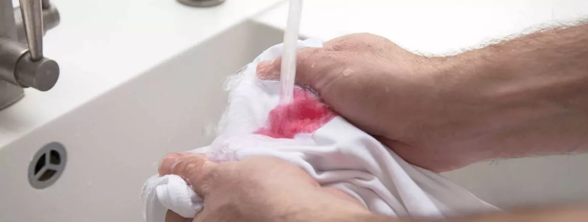 Comment enlever une tache de sang séché ? nettoyer tache de sang vêtement
