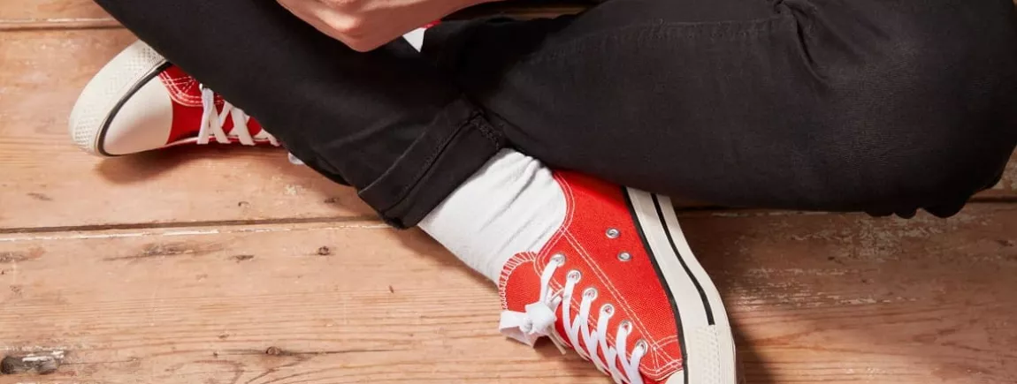 Comment enlever une tache d’huile de moteur sur un tissu ? Vêtements baskets linge tache huile